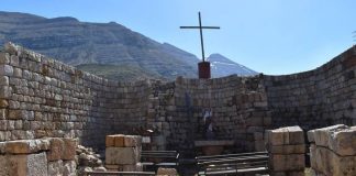 أَيُّهَا الإِخْوَة، صَلُّوا مِن أَجْلِنَا، لِكَي تَنْتَشِرَ كَلِمَةُ الرَّبّ، وتَتَمَجَّد، كمَا هيَ عِنْدَكُم، وَلِكَي نَنْجُوَ منَ النَّاسِ الضَّالِّينَ الأَشْرَار/Brothers and sisters, pray for us, so that the word of the Lord may spread rapidly and be glorified everywhere