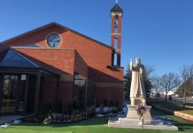 فيمَا يَسوعُ يَتَكَلَّم بِهذَا، رَفَعَتِ ٱمْرَأَةٌ مِنَ الجَمْعِ صَوْتَها، وَقَالَتْ لَهُ: طُوبَى لِلْبَطْنِ الَّذي حَمَلَكَ، وَلِلثَّدْيَينِ اللَّذَينِ رَضِعْتَهُمَا. أَمَّا يَسُوعُ فَقَال: بَلِ ٱلطُّوبَى لِلَّذينَ يَسْمَعُونَ كَلِمَةَ اللهِ وَيَحْفَظُونَها/A woman in the crowd raised her voice and said to him, ‘Blessed is the womb that bore you and the breasts that nursed you!’But he said, ‘Blessed rather are those who hear the word of God and obey it