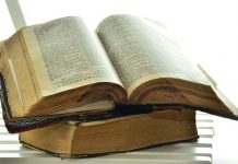 كُلُّ مَنْ يُؤْمِنُ بِهِ لا يُخْزَى. فلا فَرْقَ بَيْنَ يَهُودِيٍّ ويُونَانِيّ، لأَنَّ الرَّبَّ هُوَ نَفْسُهُ لِجَميعِهِم، يُفِيضُ غِنَاهُ عَلى جَمِيعِ الَّذِينَ يَدْعُونَهُ. فَكُلُّ مَنْ يَدْعُو ٱسْمَ الرَّبِّ يَخْلُص/No one who believes in him will be put to shame. For there is no distinction between Jew and Greek; the same Lord is Lord of all and is generous to all who call on him. For, Everyone who calls on the name of the Lord shall be saved