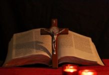 مَنْ يَتَكَلَّمُ مِنْ تِلْقَاءِ نَفْسِهِ يَطْلُبُ مَجْدَ نَفْسِهِ. ومَنْ يَطْلُبُ مَجْدَ مَنْ أَرْسَلَهُ فَهُوَ صَادِقٌ لا ظُلْمَ فِيه/Those who speak on their own seek their own glory; but the one who seeks the glory of him who sent him is true, and there is nothing false in him