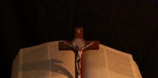 مَنْ يَتَكَلَّمُ مِنْ تِلْقَاءِ نَفْسِهِ يَطْلُبُ مَجْدَ نَفْسِهِ. ومَنْ يَطْلُبُ مَجْدَ مَنْ أَرْسَلَهُ فَهُوَ صَادِقٌ لا ظُلْمَ فِيه/Those who speak on their own seek their own glory; but the one who seeks the glory of him who sent him is true, and there is nothing false in him