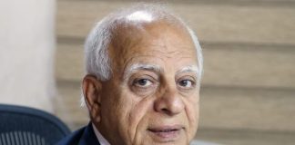 الكاتب والمؤلف الكويتي المميز أحمد الصراف: إغراءات المسيح وقنبلة شجرة الميلاد/Ahmad Al-Sarraf: The Temptations of Christ and the Christmas Tree Bomb (Kuwait’s Policies on Christmas and ‘Religious Symbols’)