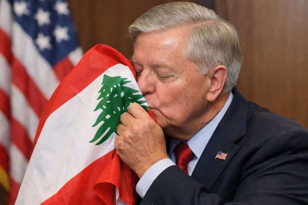 usa.LindseyGraham kissing Lebanese flag